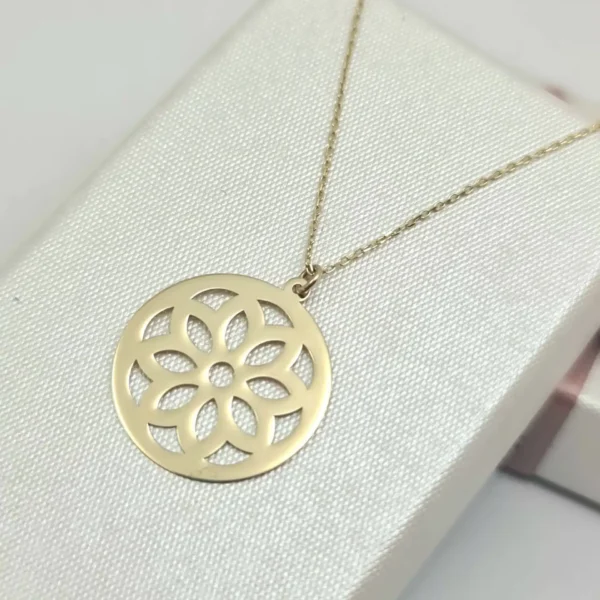 Zlatni lančić sa privjeskom