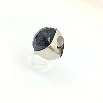 Slika pokazuje srebreni prsten sa crnim kamenom.