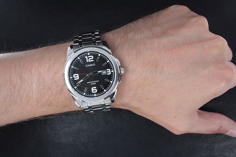 CASIO-MTP-1314D-1A-cehajjic-visoko na ruci