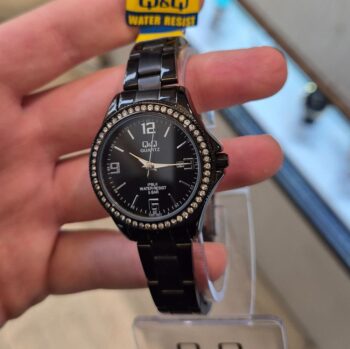 Ženski sat Q&Q CA07J803Y crni sa metalnom narukvicom