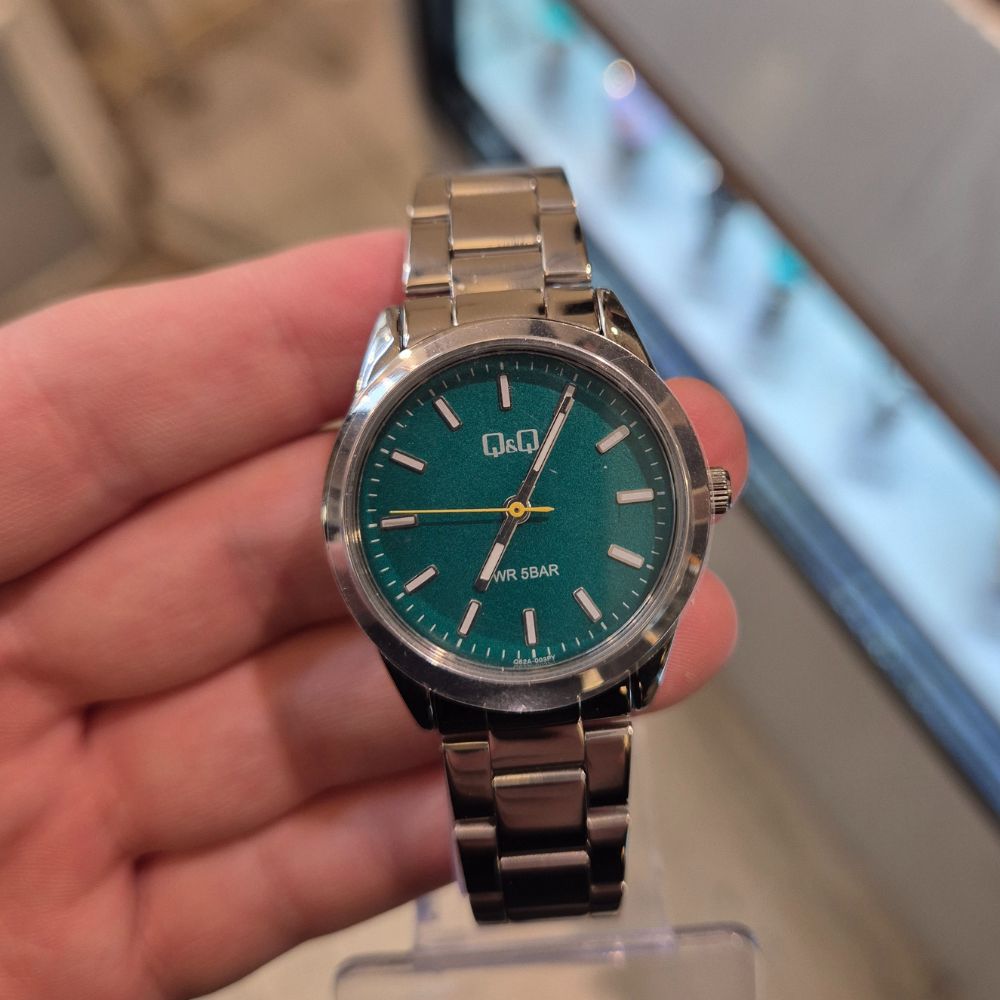 zenski-sat-qq-q82a-003py-zeleni-metal-cehajic-visoko