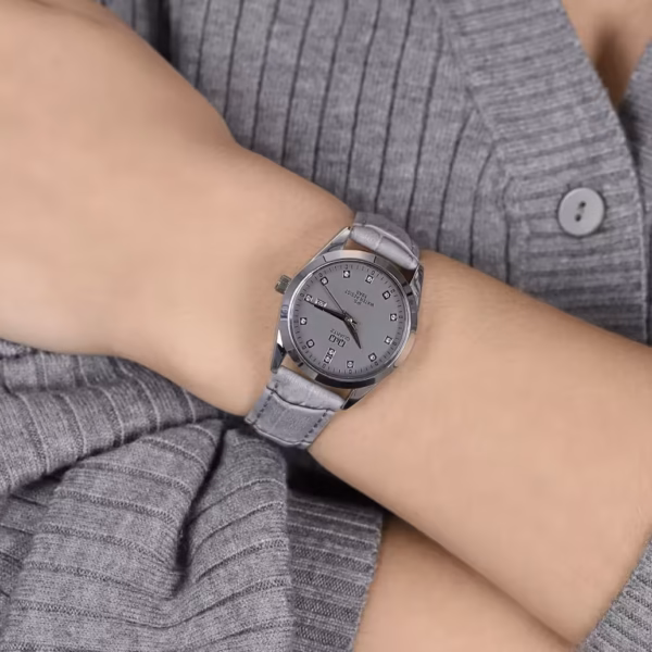 Ženski sat Q&Q QZ13-312 srebrni sa sivom kožnom narukvicom