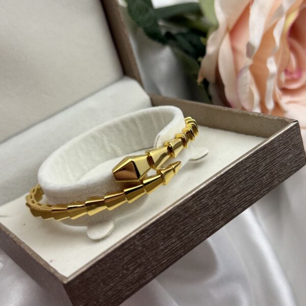 Upečatljiva halka srebrna narukvica sa fasetiranim pozlaćenim karikama u luksuznoj kutiji - Zlatara Čehajjić