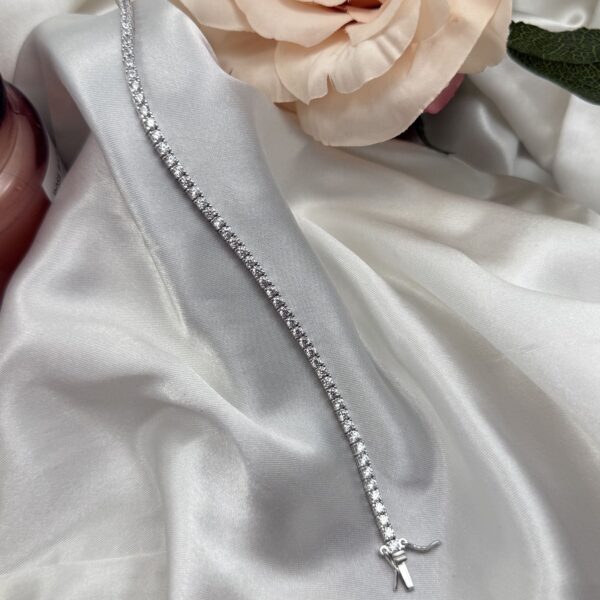 Elegantna srebrna tennis narukvica sa kontinuiranim nizom cirkona na bijelom satenu - Zlatara Čehajjić