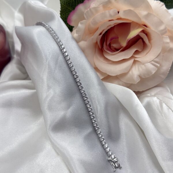 Masivna srebrna tennis narukvica Royal Glow sa duplom kopčom na bijelom satenu - Zlatara Čehajjić