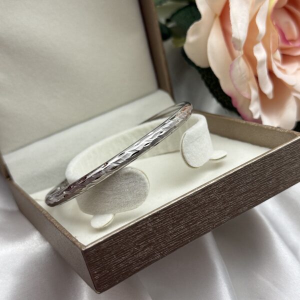 Srebrna halka narukvica sa dijamantnom gravurom u luksuznoj kutiji - Zlatara Čehajjić