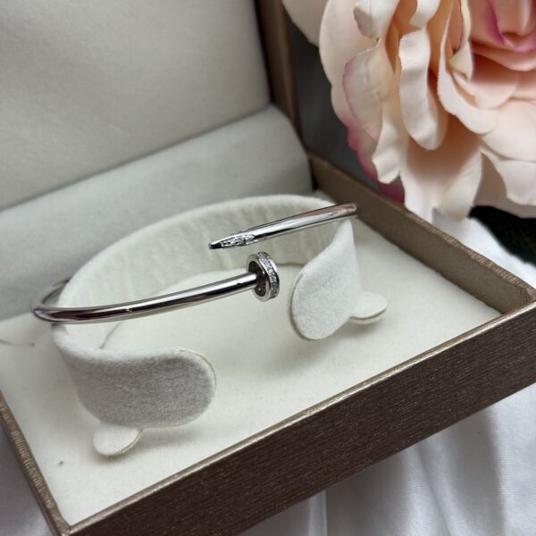 Luksuzna srebrna halka narukvica ekser u Cartier stilu sa cirkonima na glavi i vrhu - Zlatara Čehajjić