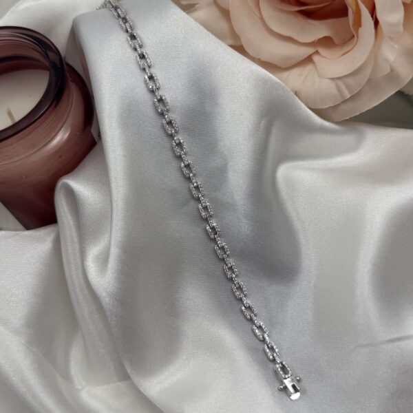 Moderna srebrna narukvica sa pravougaonim karikama optočenim cirkonima na bijelom satenu - Zlatara Čehajjić