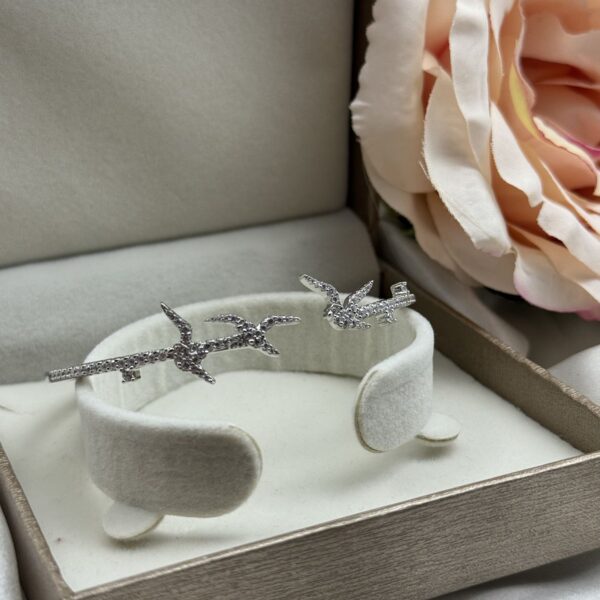 Kruta srebrna narukvica sa motivom lastavica prekrivenih cirkonima u luksuznoj kutiji - Zlatara Čehajjić