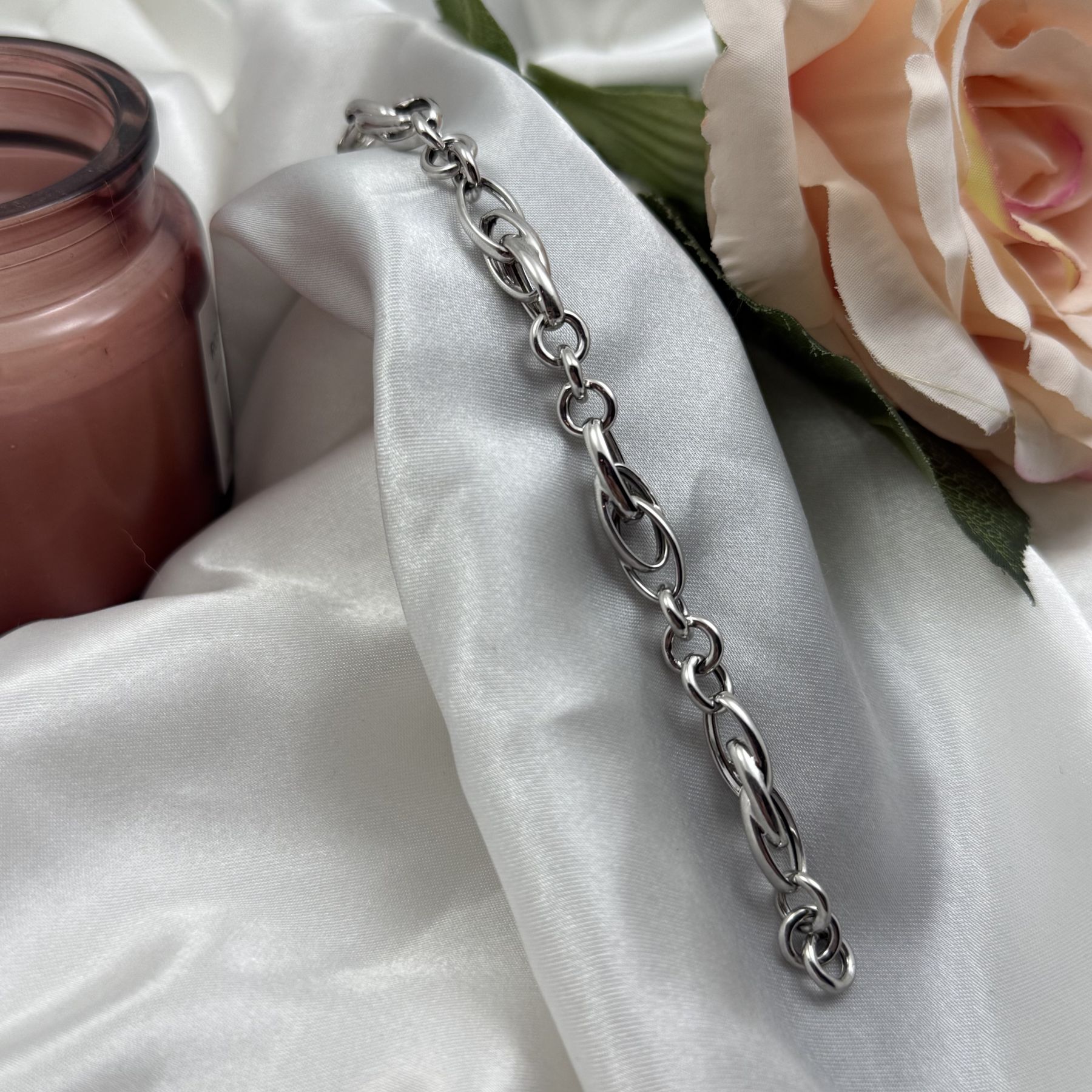 Raskošna srebrna narukvica sa centralnim floralnim motivom od pear-cut cirkona na bijeloj satenskoj podlozi - Zlatara Čehajjić