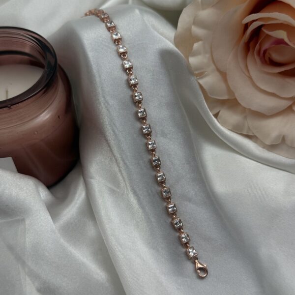 Nježna srebrna narukvica sa roze pozlatom i kvadratnim princess-cut cirkonima na bijelom satenu - Zlatara Čehajjić