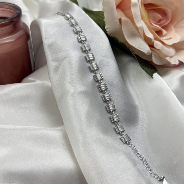 Raskošna srebrna narukvica sa centralnim nizom od pet halo pear-cut cirkona na bijeloj satenskoj podlozi - Zlatara Čehajjić