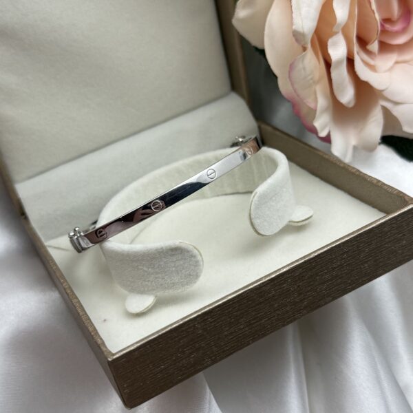 Raskošna srebrna narukvica u Cartier stilu sa centralnim nizom od pet halo pear-cut cirkona na bijeloj satenskoj podlozi - Zlatara Čehajjić