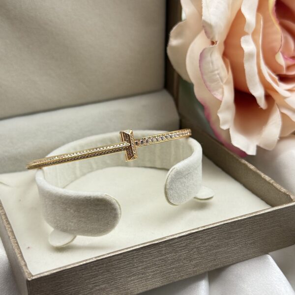 Raskošna masivna trobojna srebrna narukvica sa pletenim radom i fasetiranim kuglicama u luksuznoj kutiji - Zlatara Čehajjić