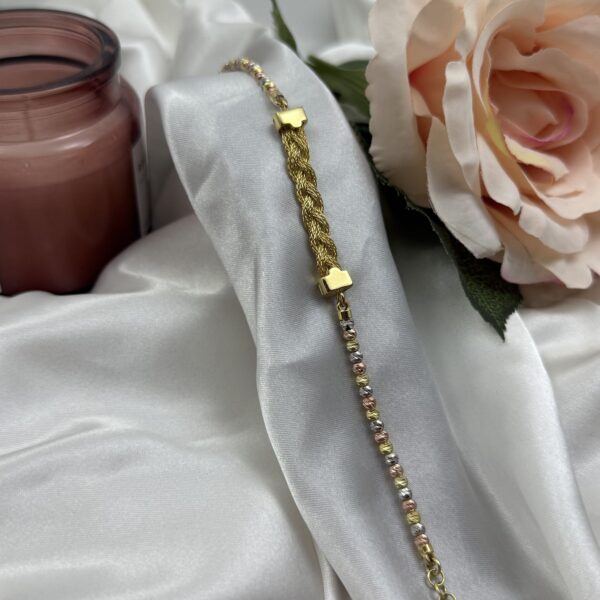 Raskošna trobojna srebrna narukvica sa pletenim centralnim dijelom i fasetiranim kuglicama na bijeloj satenskoj podlozi