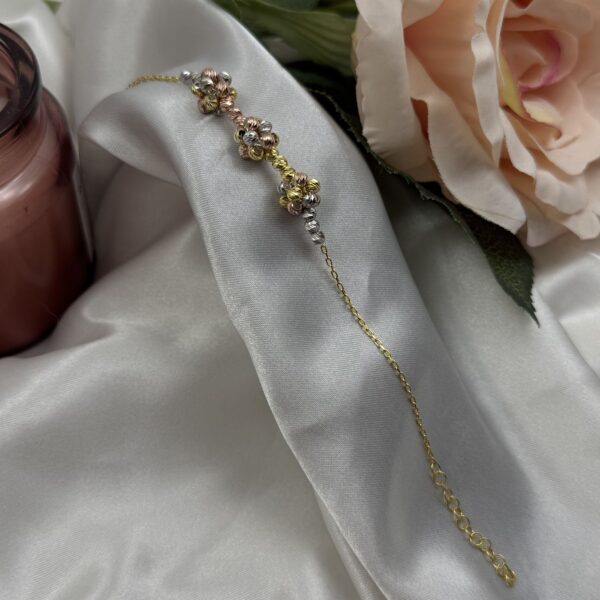 Nježna trobojna srebrna narukvica sa pletenim motivima na bijeloj satenskoj podlozi - Zlatara Čehajjić