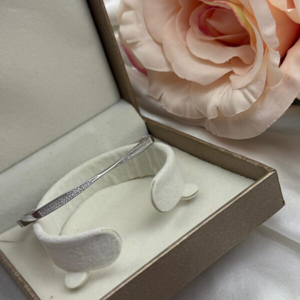 Elegantna masivna srebrna kruta narukvica finoće 925 sa pavé cirkonima u kutiji