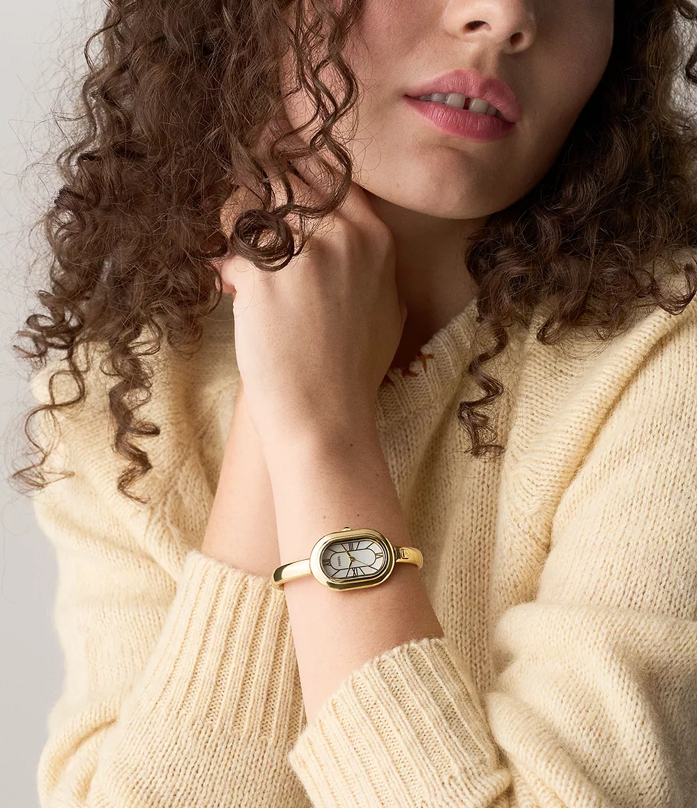fossil-sloan-es5444-zlatni-bangle-zenski-sat_onmodel Fossil Sloan ES5444 zlatni ženski sat narukvica bangle sedefasti ciferblat na ruci