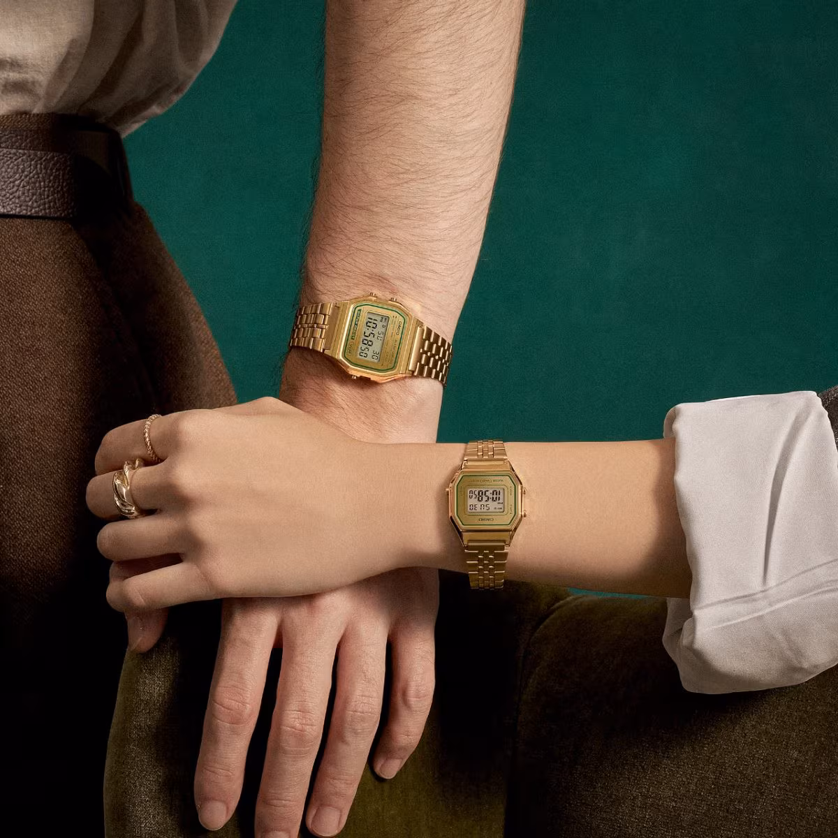 cehajjic-visoko-casio-a158wegv-9aef-retro.jpg Casio A158WEGV-9AEF zlatni retro sat sa zelenim detaljima – Čehajjić Visoko
