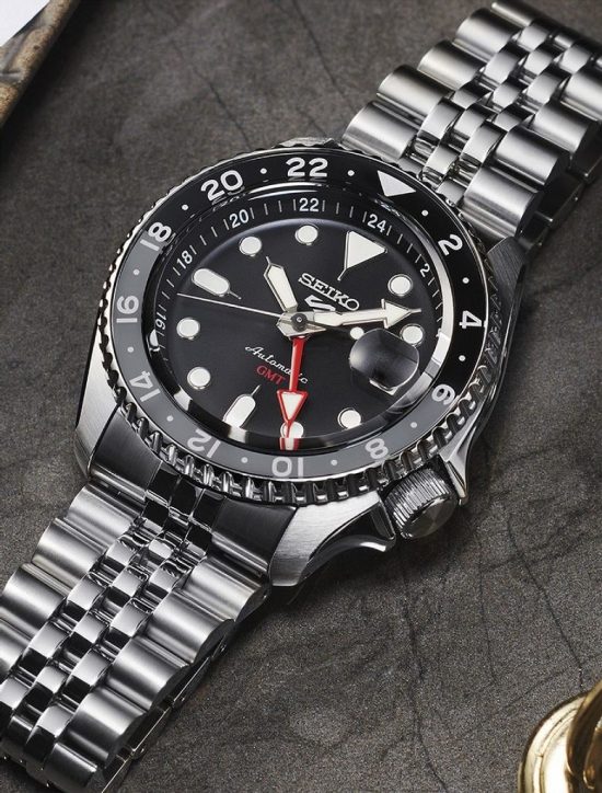 150690-550×724 Seiko 5 Sports GMT SSK001K1 srebreno kućište crni brojčanik metalna narukvica muški sat