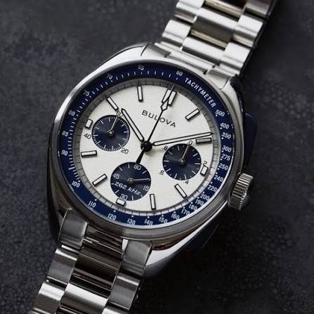 Bulova Lunar Pilot Chronograph 98K112 srebreno kućište panda brojčanik metalna narukvica i kožni kaiš muški sat
