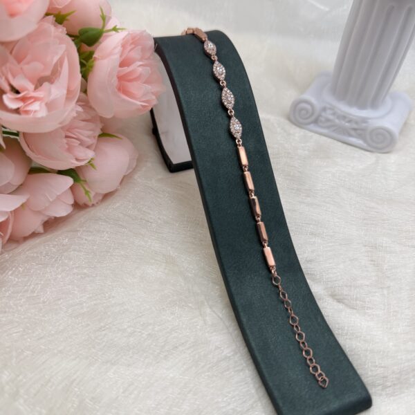 Srebrna narukvica u rose gold boji sa cirkonima i produžnim lančićem od srebra 925 - Čehajjić